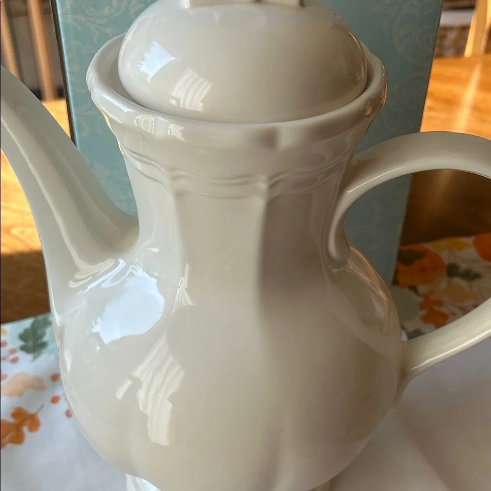 Elegant White Ceramic Teapot - Picture 2 of 7